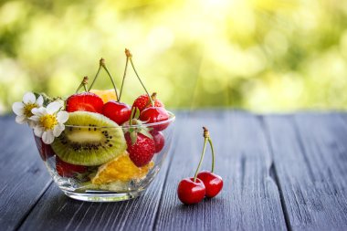 meyve karışımı çilek kiraz kivi turuncu kızılcık açık havada