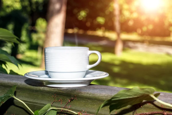 Taza de café sobre fondo de madera al aire libre — Foto de Stock