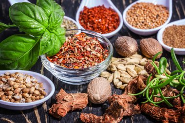  Renkli Aromatik baharatlar ve otlar bir ahşap backgrownd üzerinde