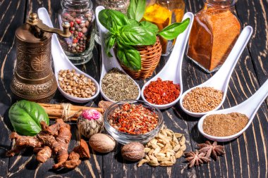  Renkli Aromatik baharatlar ve otlar bir ahşap backgrownd üzerinde