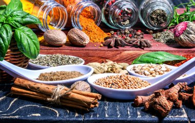  Renkli Aromatik baharatlar ve otlar bir ahşap backgrownd üzerinde