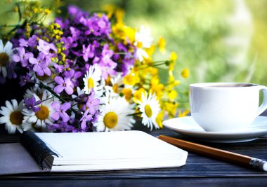 Boş beyaz defter, çiçek ve kahve Resepsiyon outd üzerinde