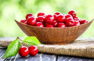 ahşap tablo açık havada taze kiraz