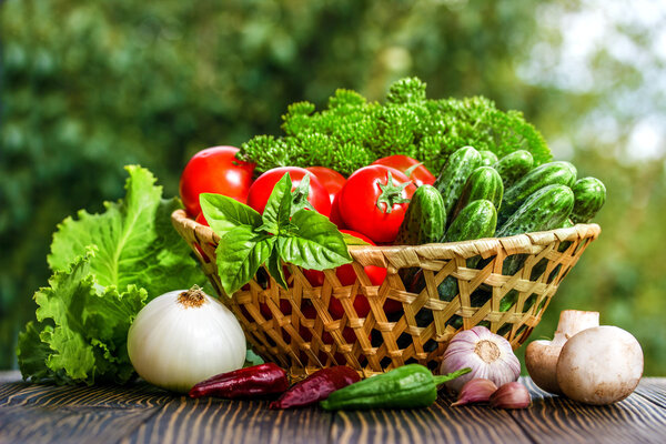 Свежие овощи на коричневом фоне на деревянном столе
