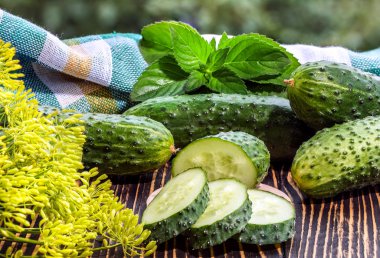 Ahşap masa üzerinde taze salatalık