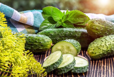 Ahşap masa üzerinde taze salatalık