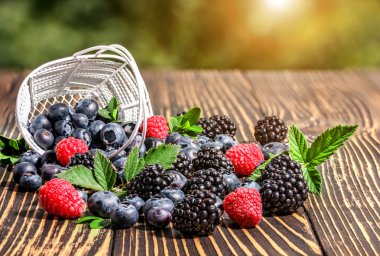 Ahududu, böğürtlen ve ahşap tahta üzerinde yaban mersini