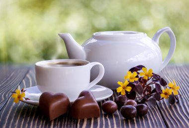 Koyu çikolata, şeker ve ahşap bir masa üzerinde kahve