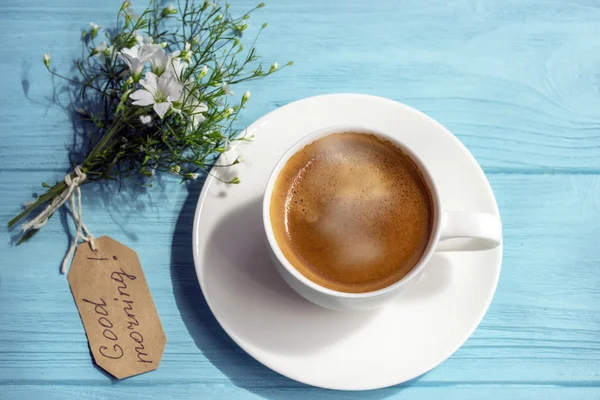 Taza de café con flores blancas y notas buenos días — Foto de Stock