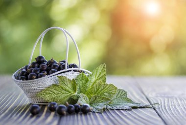 Ahşap bir masa üzerinde siyah kuş üzümü 