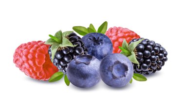 Böğürtlen, ahududu, yaban mersini ve üzerinde beyaz izole yaprakları 