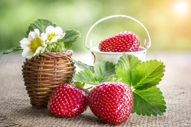 açık havada ahşap bir masa üzerinde çilek