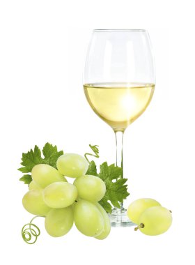 Taze yeşil üzümler ve beyaz arka planda izole edilmiş bir bardak şarap.