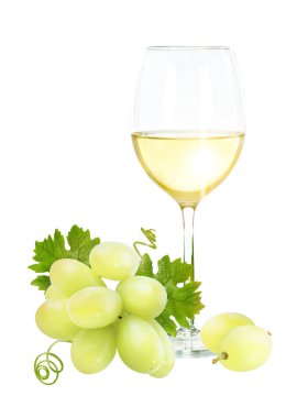 Taze yeşil üzümler ve beyaz arka planda izole edilmiş bir bardak şarap.