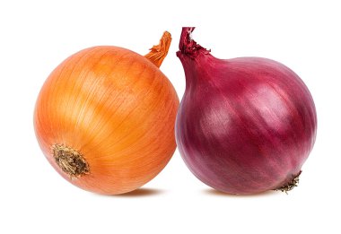 Beyaz arkaplanda soğan izole edildi