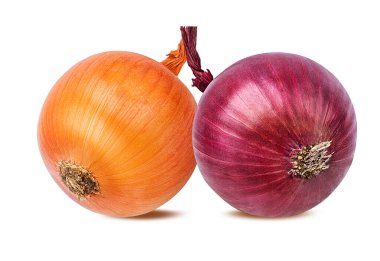 Beyaz arkaplanda soğan izole edildi