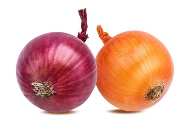 Beyaz arkaplanda soğan izole edildi