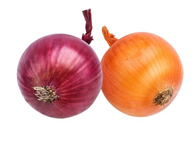 Beyaz arkaplanda soğan izole edildi