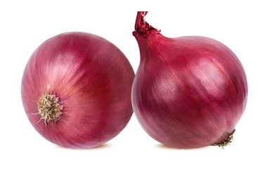 Beyaz arkaplanda soğan izole edildi