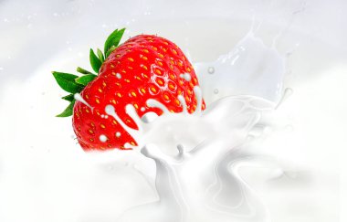 Damla damla yoğurt, süt, düşen kırmızı çilekler yüzünden dondurma izole edilmiş.