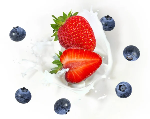 Damla damla yoğurt, süt, düşen kırmızı çilekler yüzünden dondurma izole edilmiş.