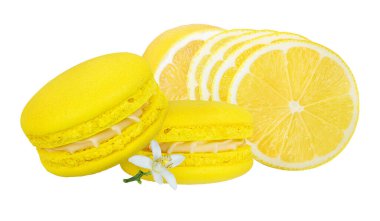 Beyaz arka planda izole edilmiş limonlu kurabiyeler.