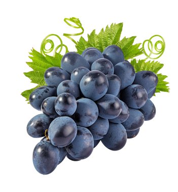 Beyaz arkaplanda taze yeşil üzümler izole edilmiş.