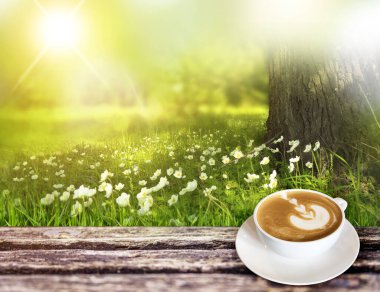 Eski ahşap retro masada bir fincan kahve.