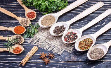 Eski bir meşe ağacının üzerinde renkli Hint baharatları ve bitkileri.