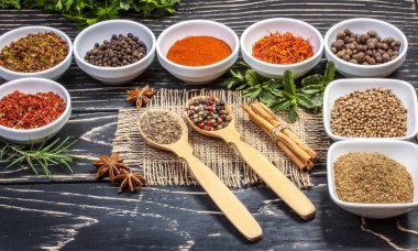 Eski bir meşe ağacının üzerinde renkli Hint baharatları ve bitkileri.