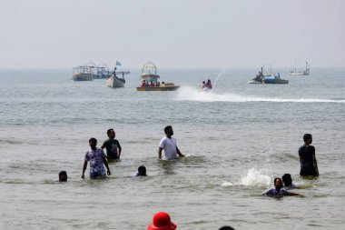 6 Aralık 2025, Panaji, Goa, Hindistan, Goa 'daki Baga Sahili' nde canlı bir sahne insanların yüzüşünü ve canlı kıyı şeridi boyunca demirleyen tekneleri gösteriyor..