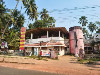 7 Aralık 2025, Panaji, Goa, Hindistan, Calangute şehrindeki eski postane binası, yaşlanmış mimarisini ve nostaljik çekiciliğini vurgulayan büyüleyici bir sokak görüntüsüyle yakalandı. Tarihi bir dönüm noktası