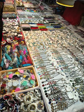 6 Aralık 2025, Panaji, Goa, Hindistan - Yerel bir Hint pazarında karmaşık altın ve gümüş mücevherlerle dolu geleneksel ahşap vitrinlerin genel görünümü.