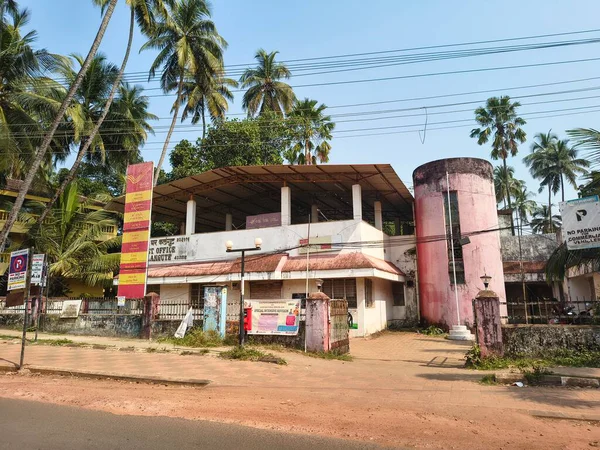 7 Aralık 2025, Panaji, Goa, Hindistan, Calangute şehrindeki eski postane binası, yaşlanmış mimarisini ve nostaljik çekiciliğini vurgulayan büyüleyici bir sokak görüntüsüyle yakalandı. Tarihi bir dönüm noktası