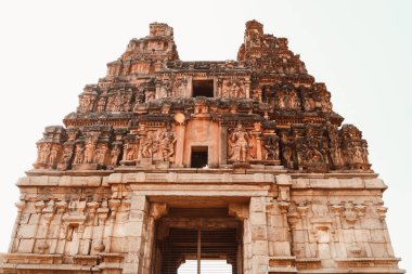 Süslü granit işçiliği ve geleneksel tasarımı olan tarihi Hampi tapınağı yapısının detaylı bir görüntüsü. Görüntü, zamansız Hint mirasını ve arkeolojik dehayı yansıtıyor..
