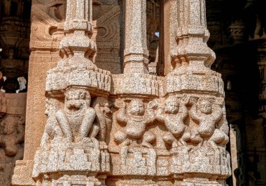 Hampi harabelerinde ele geçirilmiş karmaşık oymalarla tarihi tapınak taşı yapısı. Görüntü, ebedi bağlılık, kültür ve arkeolojik önemi taşır..