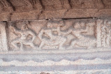Hampi 'de taşa oyulmuş tarihi tapınak eseri yıpranmış dokular ve geleneksel tasarım. Görüntü Hint arkeolojisini, kültürünü ve zamansız işçiliğini temsil ediyor..