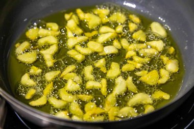 Zeytinyağında cızırdayan sarımsak dilimleri