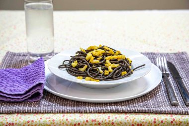 Sarımsak ve ekstra saf zeytinyağıyla hazırlanmış kalamar mürekkepli muhteşem siyah spagetti. Akdeniz diyeti, İtalyan yemekleri. Nero de sepia