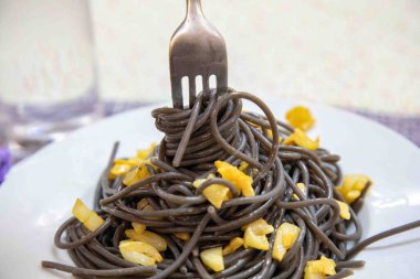 Sarımsak ve ekstra saf zeytinyağıyla hazırlanmış kalamar mürekkepli muhteşem siyah spagetti. Akdeniz diyeti, İtalyan yemekleri. Nero de sepia