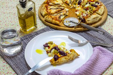 Traditional Brazilian pizza with 2 flavors, half Portuguese and half Aliccio