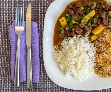 En geleneksel Brezilya yemeği picadinho de carne olarak bilinir, pilav ve muzla birlikte tipik baharat ve baharatlı bir sosla birlikte güveçte pişmiş yumuşak, yağsız biftek ile hazırlanır.