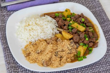 En geleneksel Brezilya yemeği picadinho de carne olarak bilinir, pilav ve muzla birlikte tipik baharat ve baharatlı bir sosla birlikte güveçte pişmiş yumuşak, yağsız biftek ile hazırlanır.