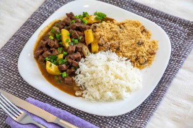 En geleneksel Brezilya yemeği picadinho de carne olarak bilinir, pilav ve muzla birlikte tipik baharat ve baharatlı bir sosla birlikte güveçte pişmiş yumuşak, yağsız biftek ile hazırlanır.