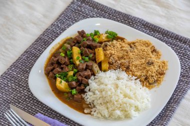 En geleneksel Brezilya yemeği picadinho de carne olarak bilinir, pilav ve muzla birlikte tipik baharat ve baharatlı bir sosla birlikte güveçte pişmiş yumuşak, yağsız biftek ile hazırlanır.