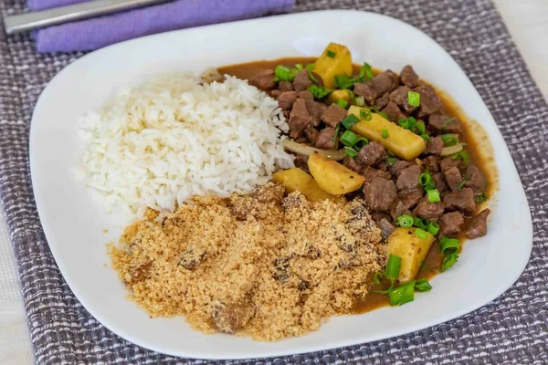 En geleneksel Brezilya yemeği picadinho de carne olarak bilinir, pilav ve muzla birlikte tipik baharat ve baharatlı bir sosla birlikte güveçte pişmiş yumuşak, yağsız biftek ile hazırlanır.