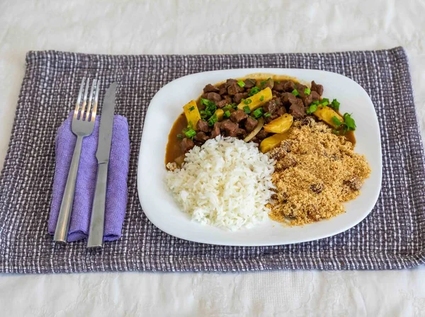 En geleneksel Brezilya yemeği picadinho de carne olarak bilinir, pilav ve muzla birlikte tipik baharat ve baharatlı bir sosla birlikte güveçte pişmiş yumuşak, yağsız biftek ile hazırlanır.