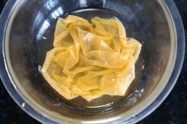 Elma sirkesinin anası mayalama işlemi sırasında oluşan bakteri ve mayadan oluşan bulutlu, jelatinli bir maddedir..