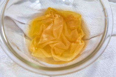 Elma sirkesinin anası mayalama işlemi sırasında oluşan bakteri ve mayadan oluşan bulutlu, jelatinli bir maddedir..