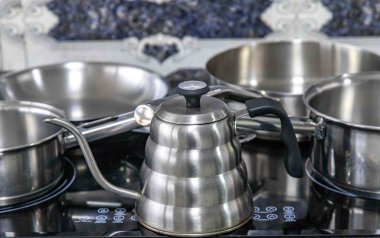 İndüksiyon sobası için paslanmaz çelik yemek takımı.